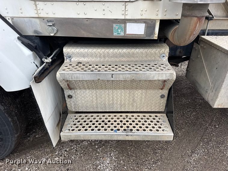 image for item DW6657 2004 Kenworth T800 semi truck