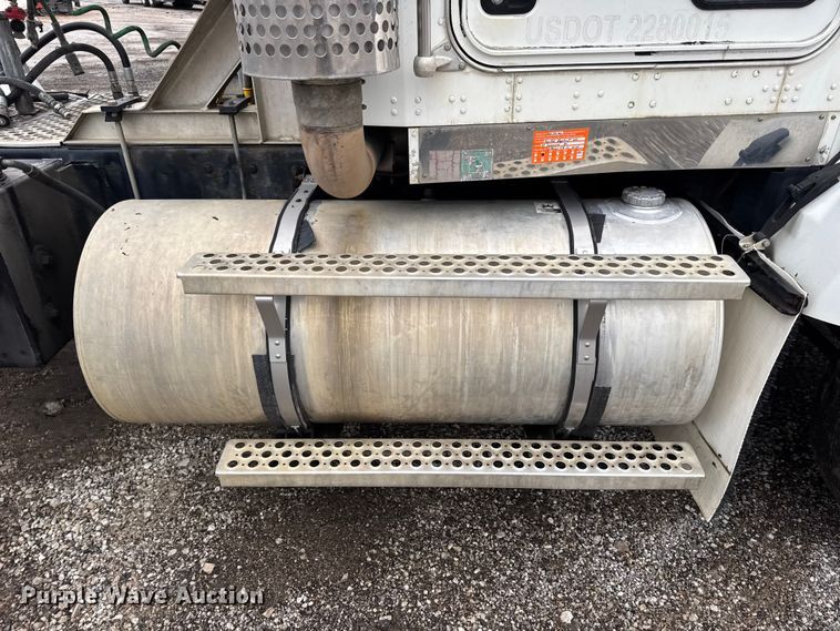 image for item DW6657 2004 Kenworth T800 semi truck