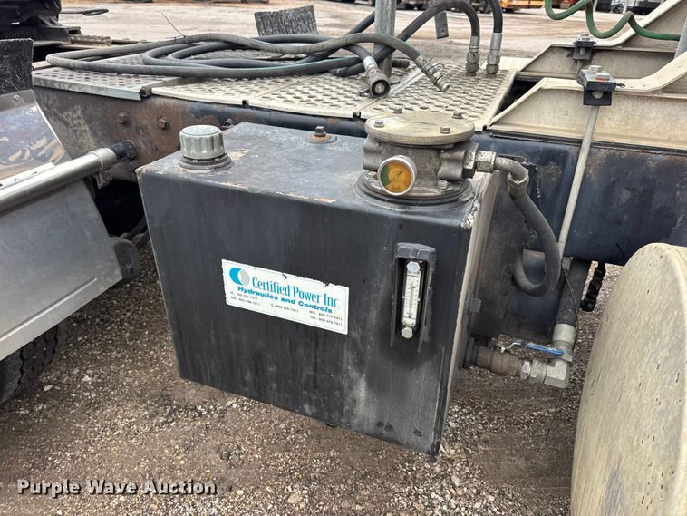 image for item DW6657 2004 Kenworth T800 semi truck