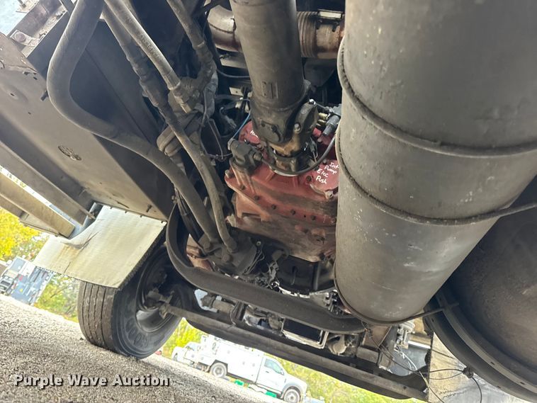 image for item DW6657 2004 Kenworth T800 semi truck