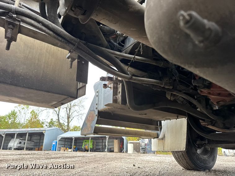 image for item DW6657 2004 Kenworth T800 semi truck