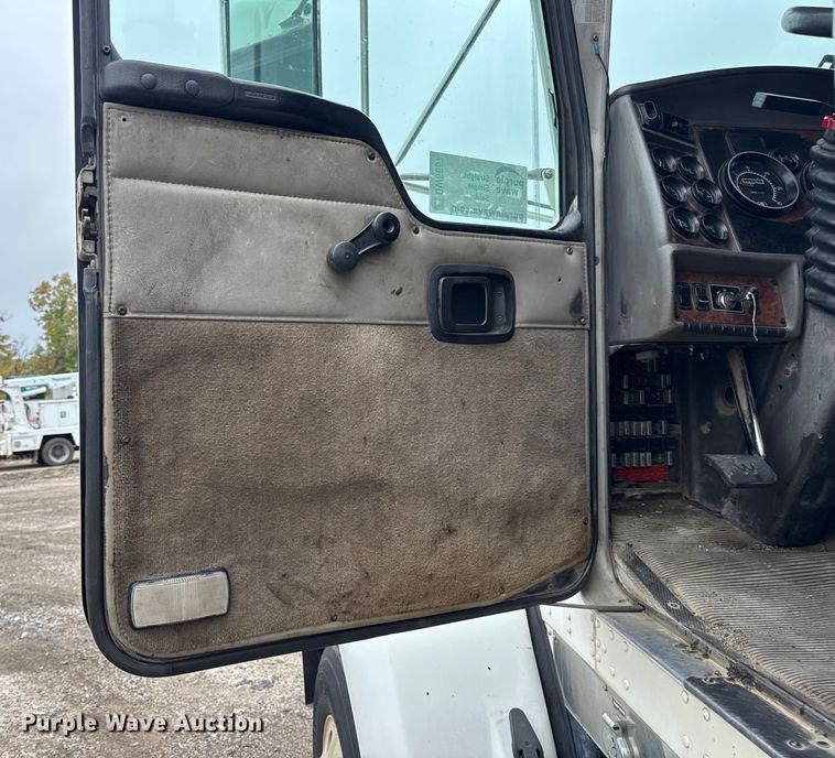 image for item DW6657 2004 Kenworth T800 semi truck