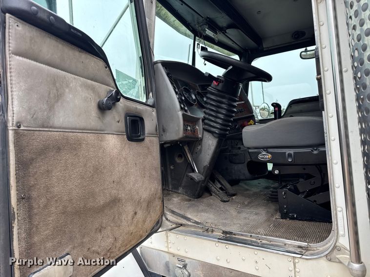 image for item DW6657 2004 Kenworth T800 semi truck