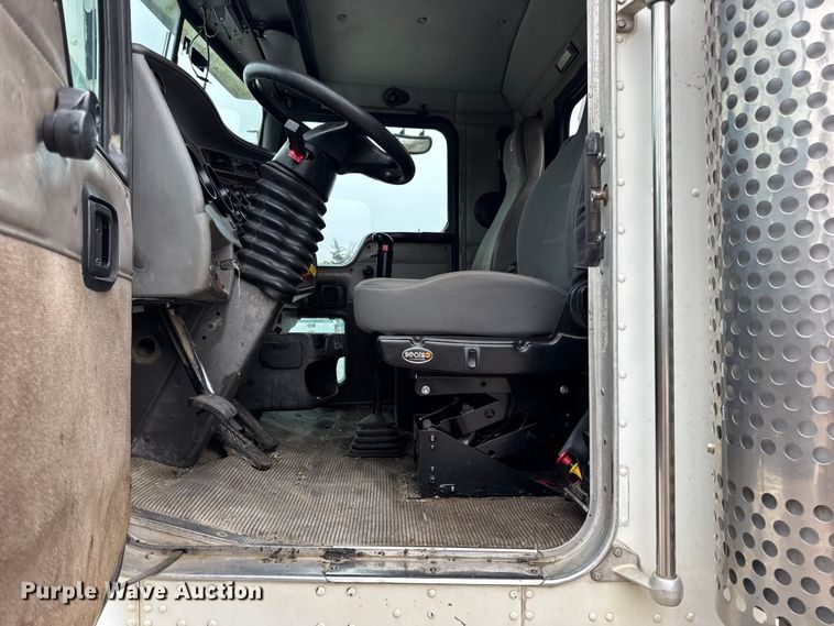 image for item DW6657 2004 Kenworth T800 semi truck