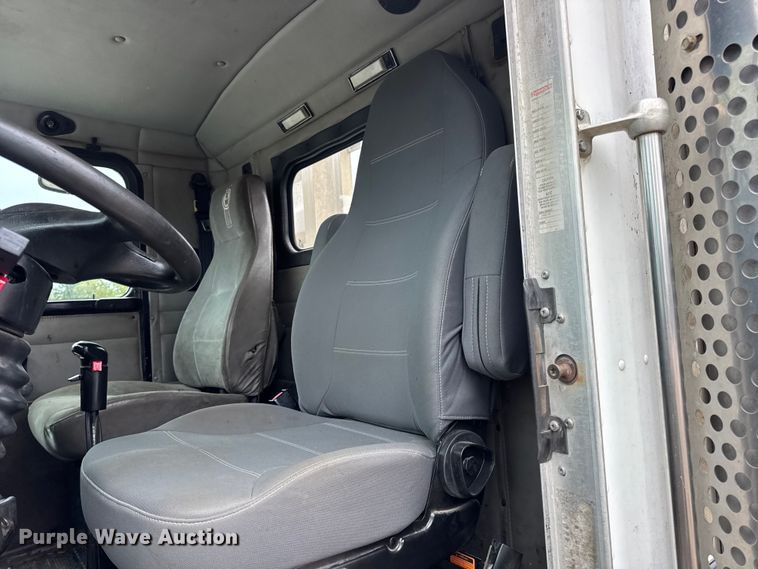 image for item DW6657 2004 Kenworth T800 semi truck