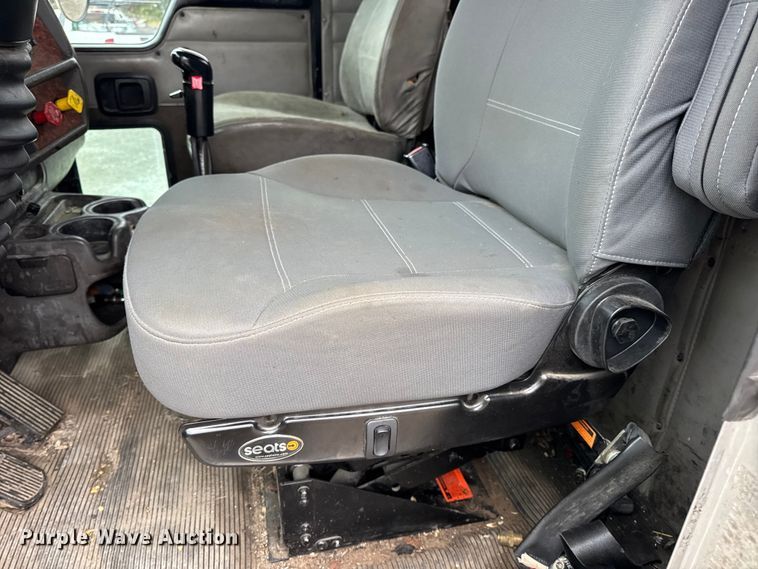 image for item DW6657 2004 Kenworth T800 semi truck