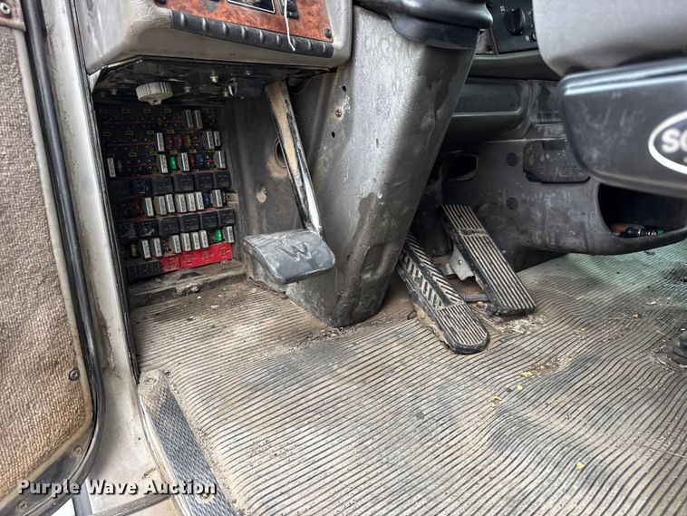 image for item DW6657 2004 Kenworth T800 semi truck