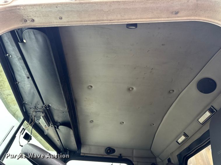 image for item DW6657 2004 Kenworth T800 semi truck