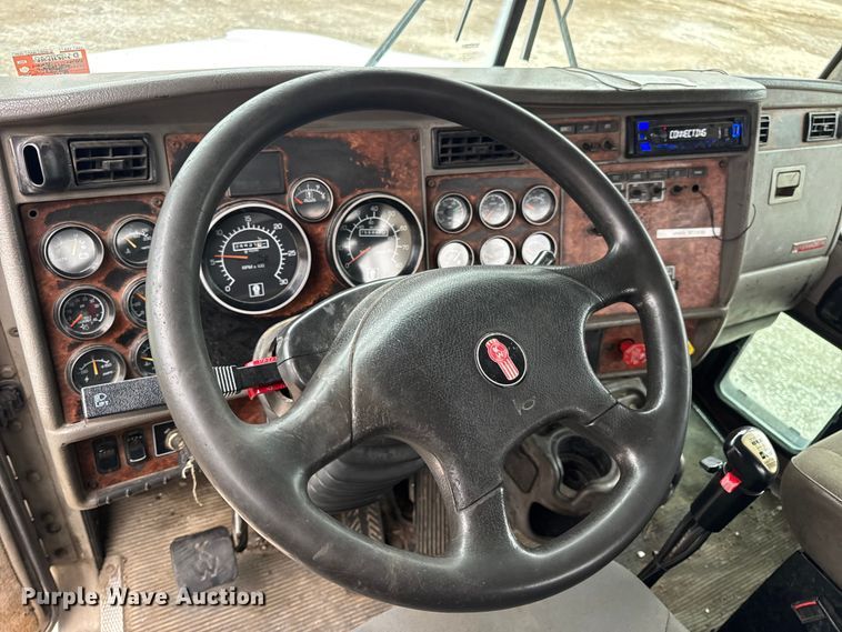 image for item DW6657 2004 Kenworth T800 semi truck