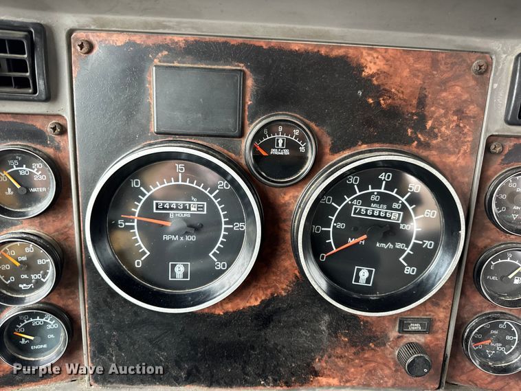 image for item DW6657 2004 Kenworth T800 semi truck