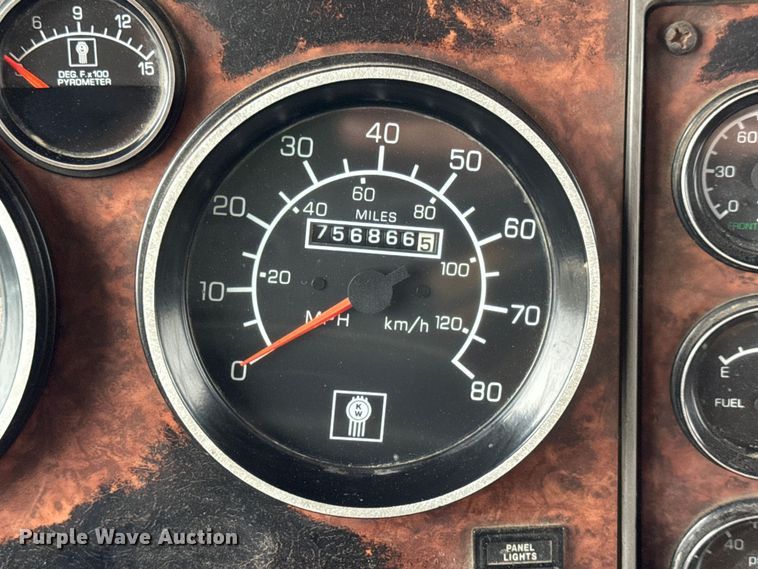 image for item DW6657 2004 Kenworth T800 semi truck