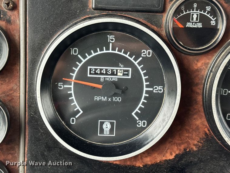 image for item DW6657 2004 Kenworth T800 semi truck