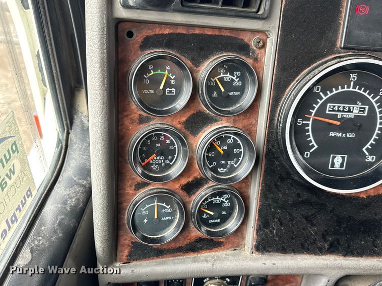 image for item DW6657 2004 Kenworth T800 semi truck