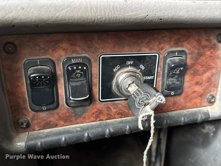 image for item DW6657 2004 Kenworth T800 semi truck