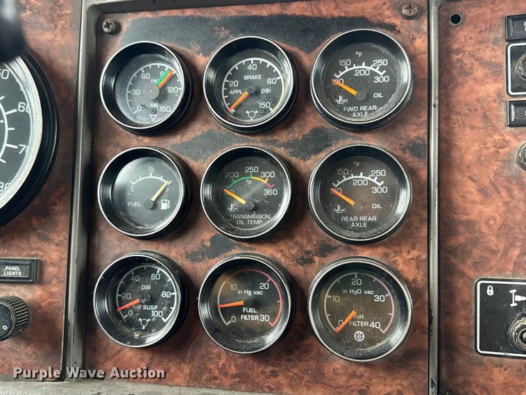 image for item DW6657 2004 Kenworth T800 semi truck