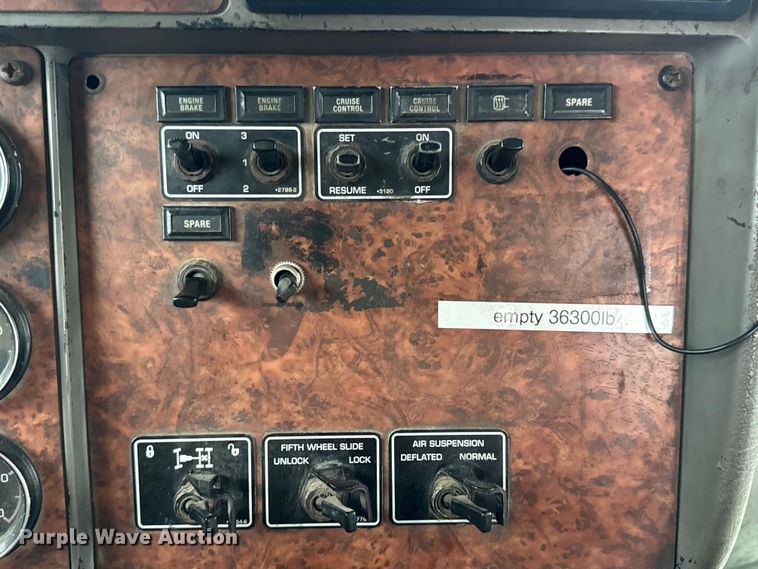 image for item DW6657 2004 Kenworth T800 semi truck