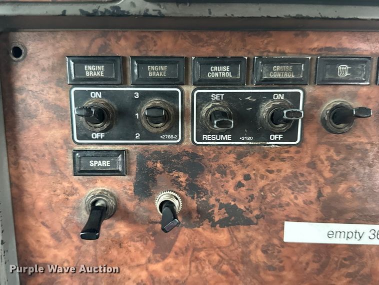 image for item DW6657 2004 Kenworth T800 semi truck