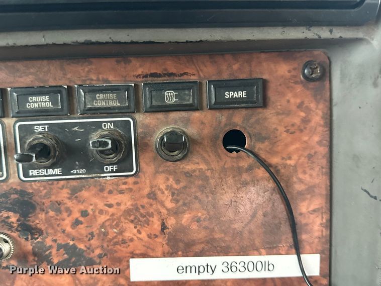 image for item DW6657 2004 Kenworth T800 semi truck