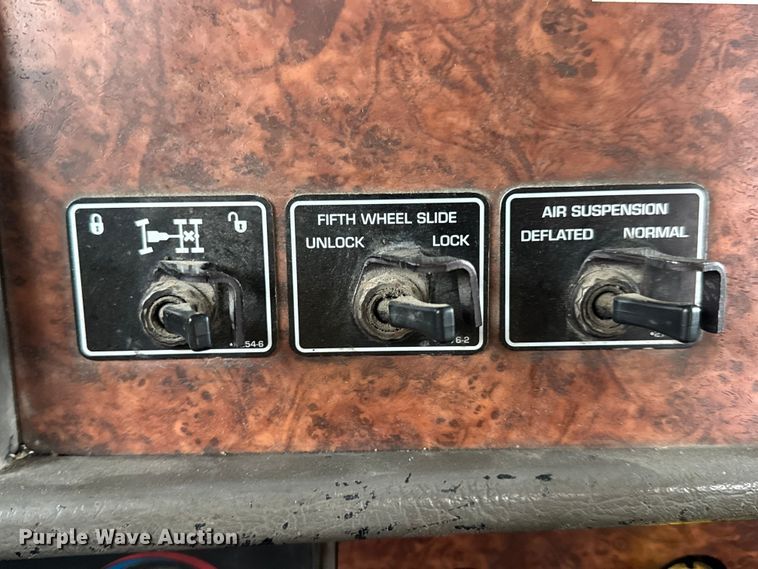 image for item DW6657 2004 Kenworth T800 semi truck