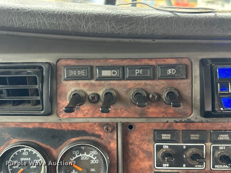 image for item DW6657 2004 Kenworth T800 semi truck