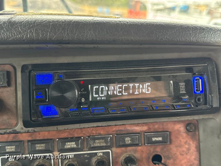 image for item DW6657 2004 Kenworth T800 semi truck