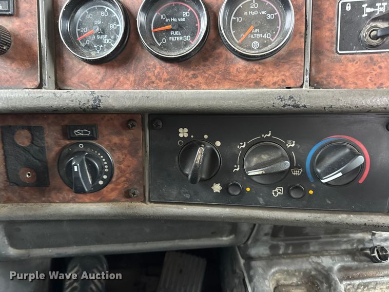 image for item DW6657 2004 Kenworth T800 semi truck