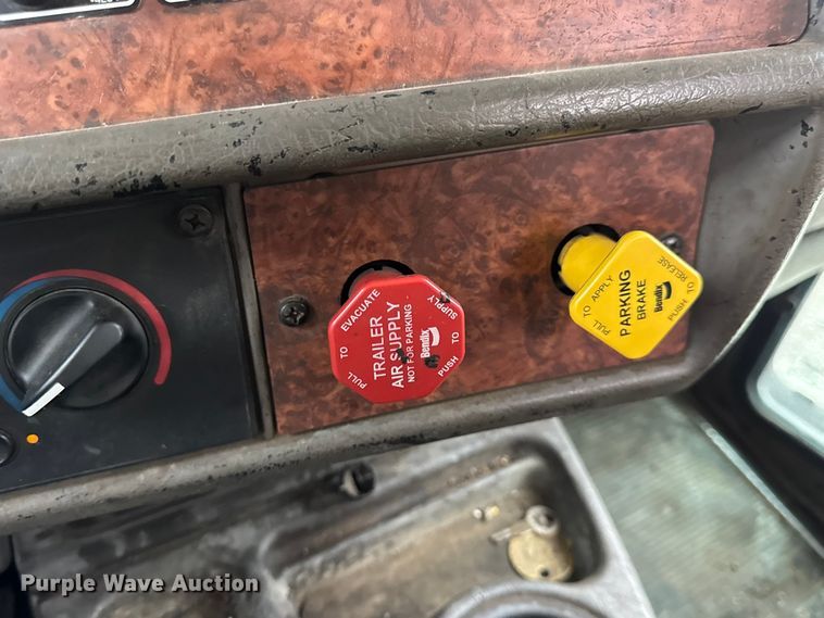 image for item DW6657 2004 Kenworth T800 semi truck