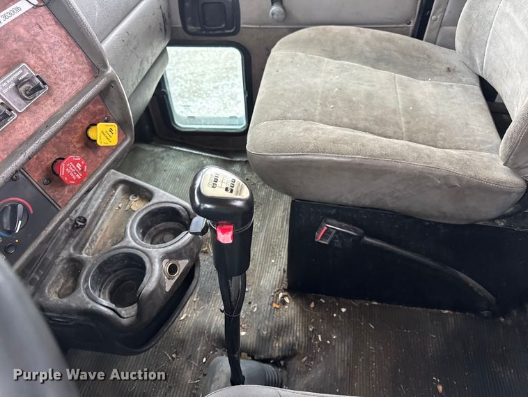 image for item DW6657 2004 Kenworth T800 semi truck