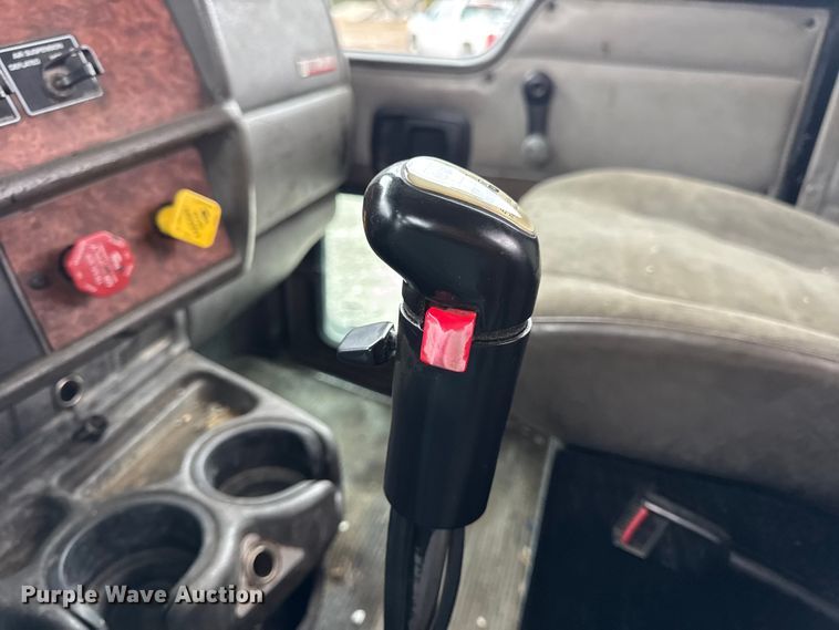 image for item DW6657 2004 Kenworth T800 semi truck