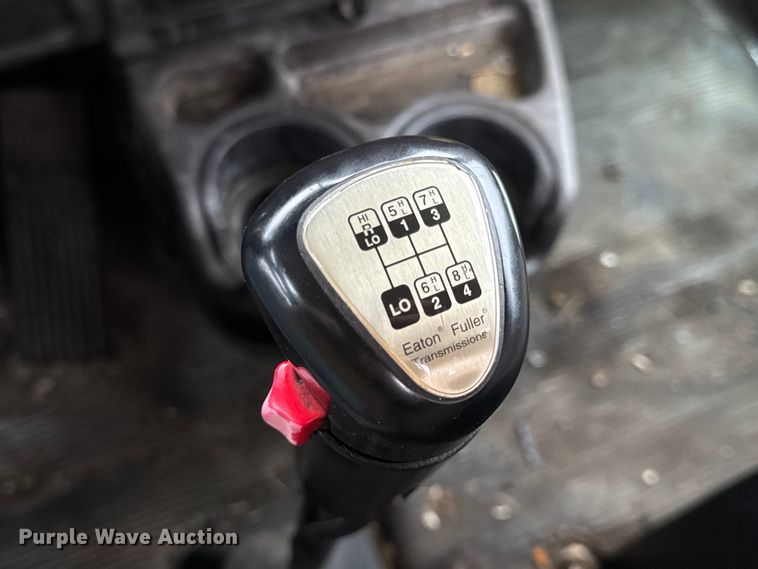 image for item DW6657 2004 Kenworth T800 semi truck