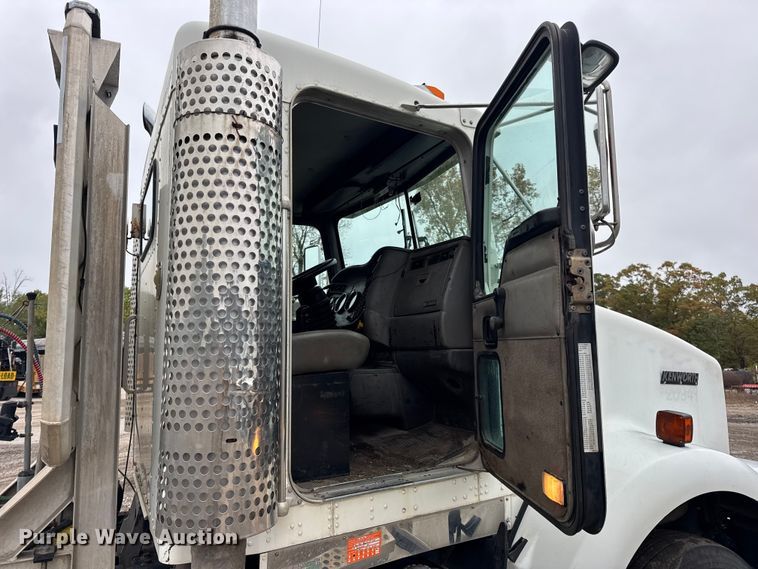 image for item DW6657 2004 Kenworth T800 semi truck