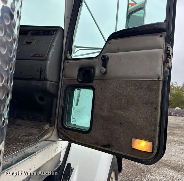 image for item DW6657 2004 Kenworth T800 semi truck