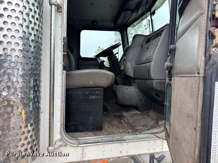 image for item DW6657 2004 Kenworth T800 semi truck