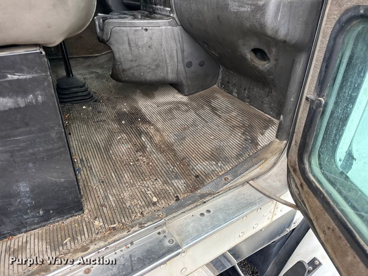 image for item DW6657 2004 Kenworth T800 semi truck