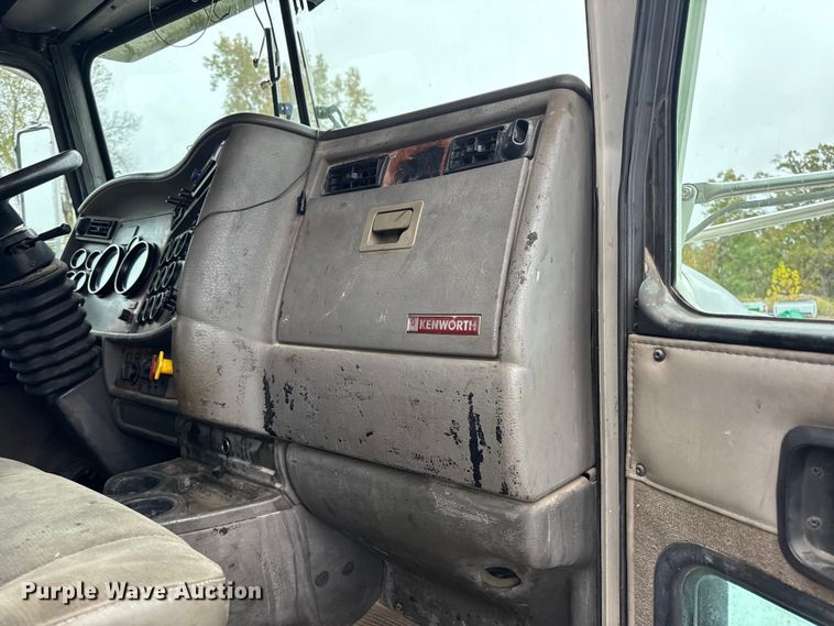 image for item DW6657 2004 Kenworth T800 semi truck