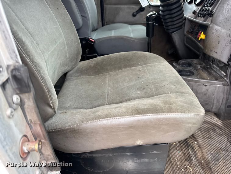 image for item DW6657 2004 Kenworth T800 semi truck