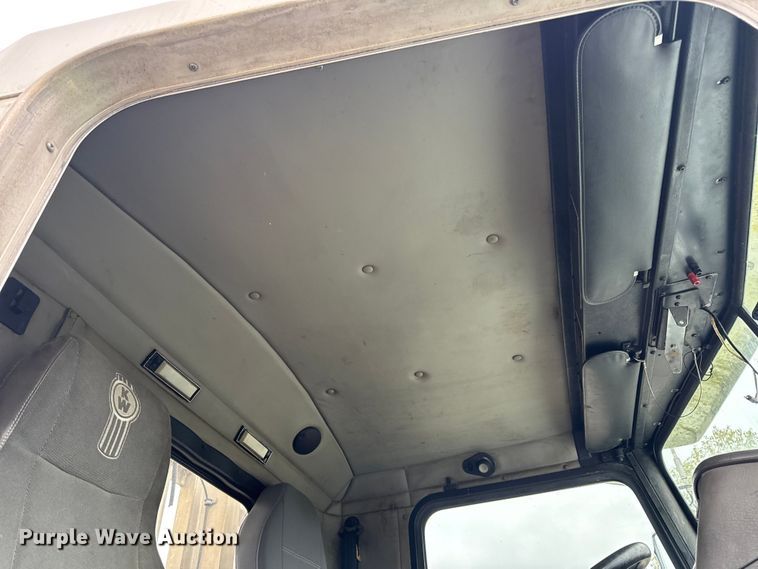 image for item DW6657 2004 Kenworth T800 semi truck