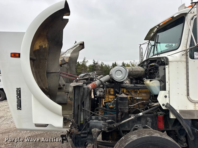 image for item DW6657 2004 Kenworth T800 semi truck