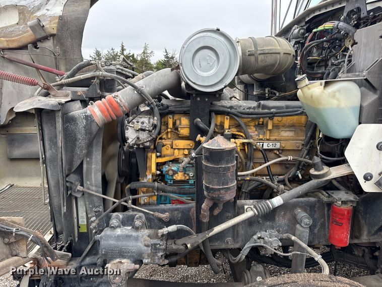 image for item DW6657 2004 Kenworth T800 semi truck