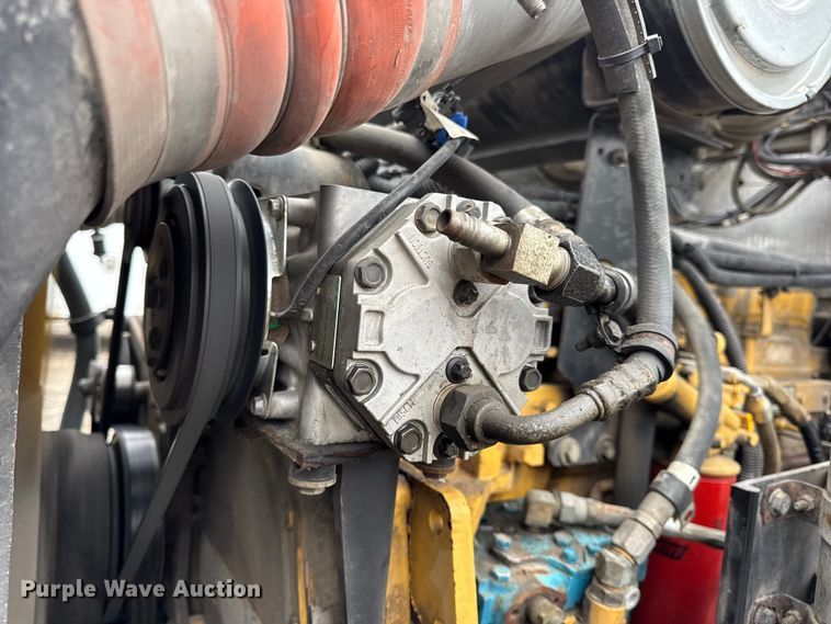 image for item DW6657 2004 Kenworth T800 semi truck