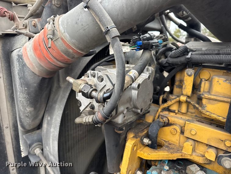 image for item DW6657 2004 Kenworth T800 semi truck