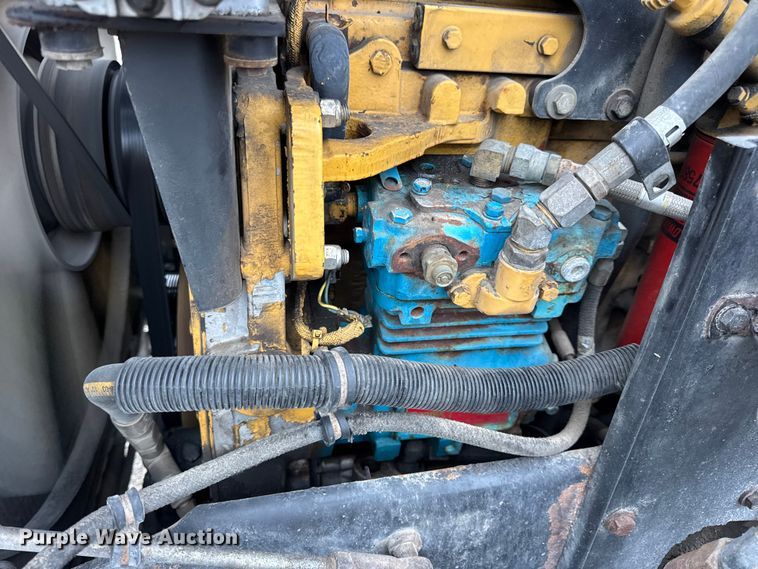 image for item DW6657 2004 Kenworth T800 semi truck