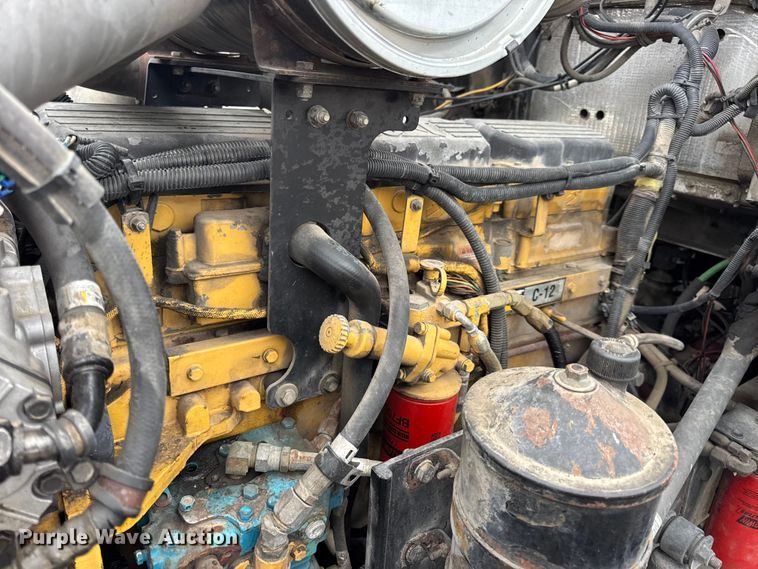 image for item DW6657 2004 Kenworth T800 semi truck