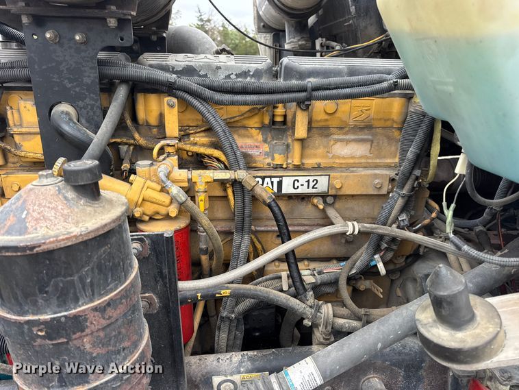 image for item DW6657 2004 Kenworth T800 semi truck