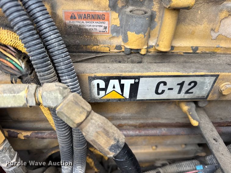 image for item DW6657 2004 Kenworth T800 semi truck