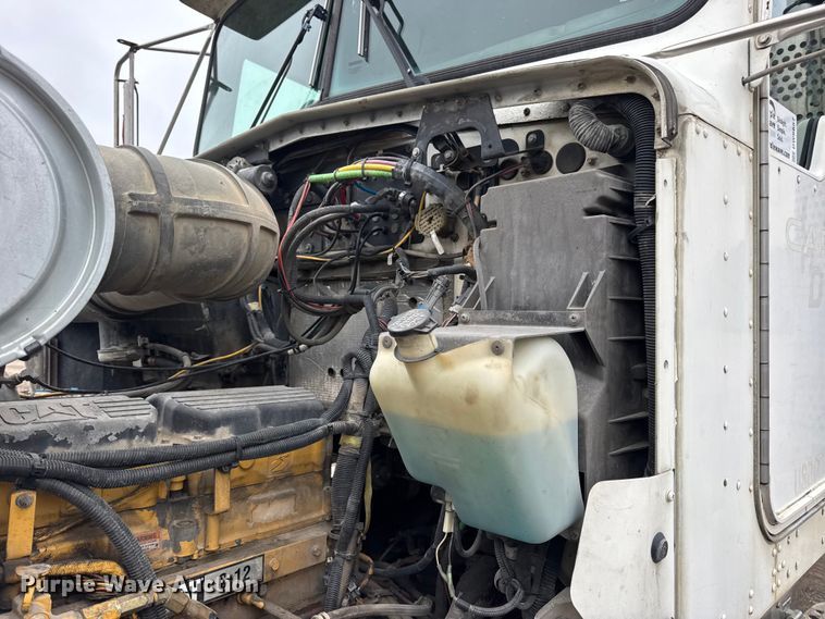 image for item DW6657 2004 Kenworth T800 semi truck