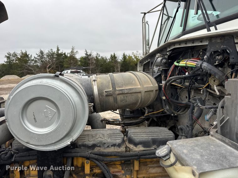 image for item DW6657 2004 Kenworth T800 semi truck