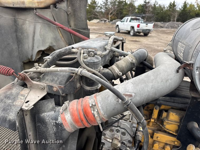 image for item DW6657 2004 Kenworth T800 semi truck