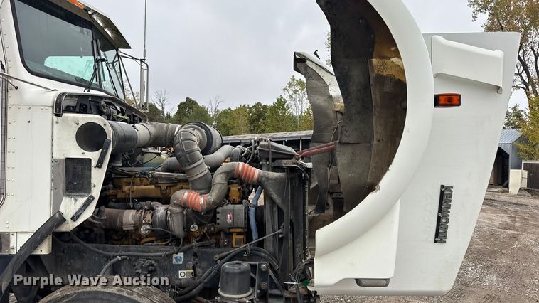 image for item DW6657 2004 Kenworth T800 semi truck