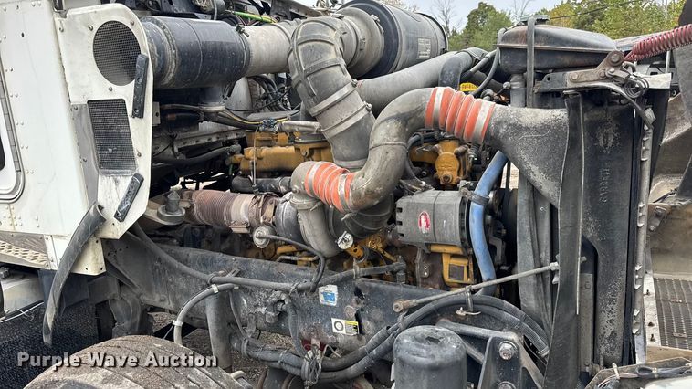 image for item DW6657 2004 Kenworth T800 semi truck